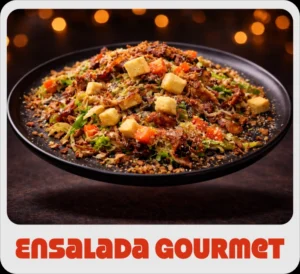 $15.000 | 200 gramos de pechuga asada, variedad de lechugas, cebolla asada, cebolla tostada, queso Parmesano, tocineta, crotones, tomate y aderezo de la casa.