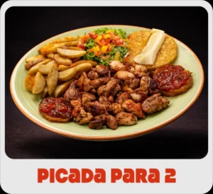 $48.000 | Trozos de pollo y carne de cerdo, acompañada de papas, pataconcitos con hogao, arepa con queso Mozzarella y porción de ensalada de lechuga, mango y tomate, todo en salsa de la casa.