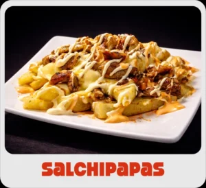 $7.000 | Porción de papas en cascos con trozos de salchichas en salsas de la casa.