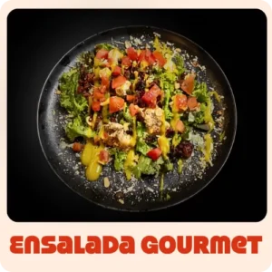 $15.000 | 200 gramos de pechuga asada, variedad de lechugas, cebolla asada, cebolla tostada, queso Parmesano, tocineta, crotones, tomate y aderezo de la casa.