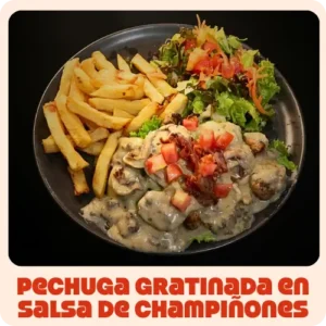 $26.000 | Trozos de pechuga con queso gratinado y tocineta, bañada en salsa de champiñones, acompañada de papas a la francesa y ensalada de lechuga, tomate, mango,, todo con salsas de la casa.