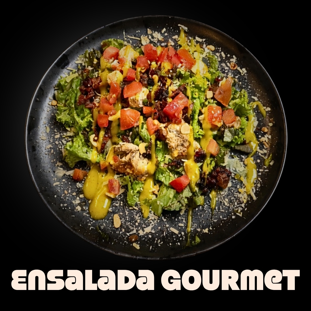 $18.000 | 300 gramos de pechuga asada, variedad de lechugas, cebolla asada, cebolla tostada, queso Parmesano, tocineta, crotones, tomate y aderezo de la casa.