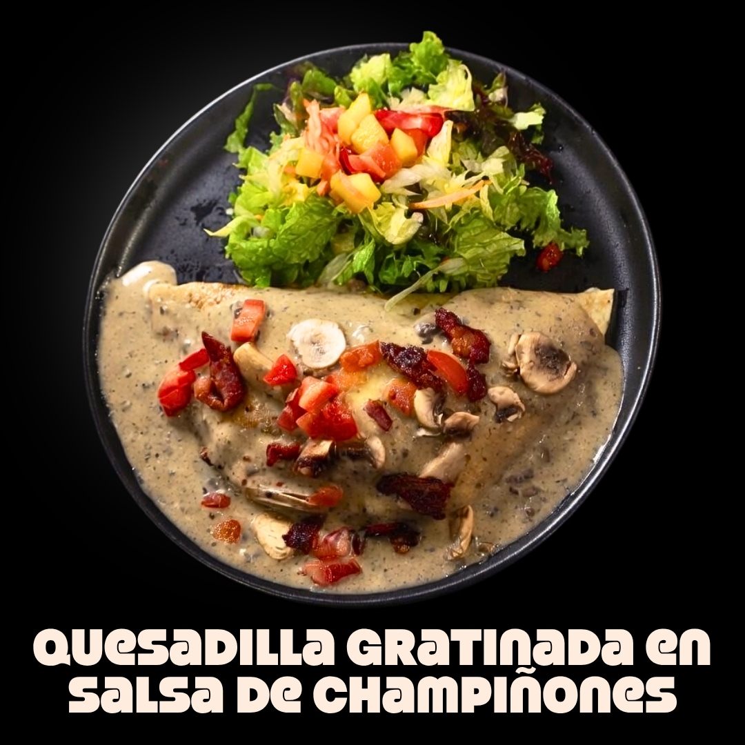 $24.000 | Pollo desmechado, tocineta, champiñones, queso gratinado y porción de ensalada de lechuga, tomate y mango, todo en salsas de la casa.